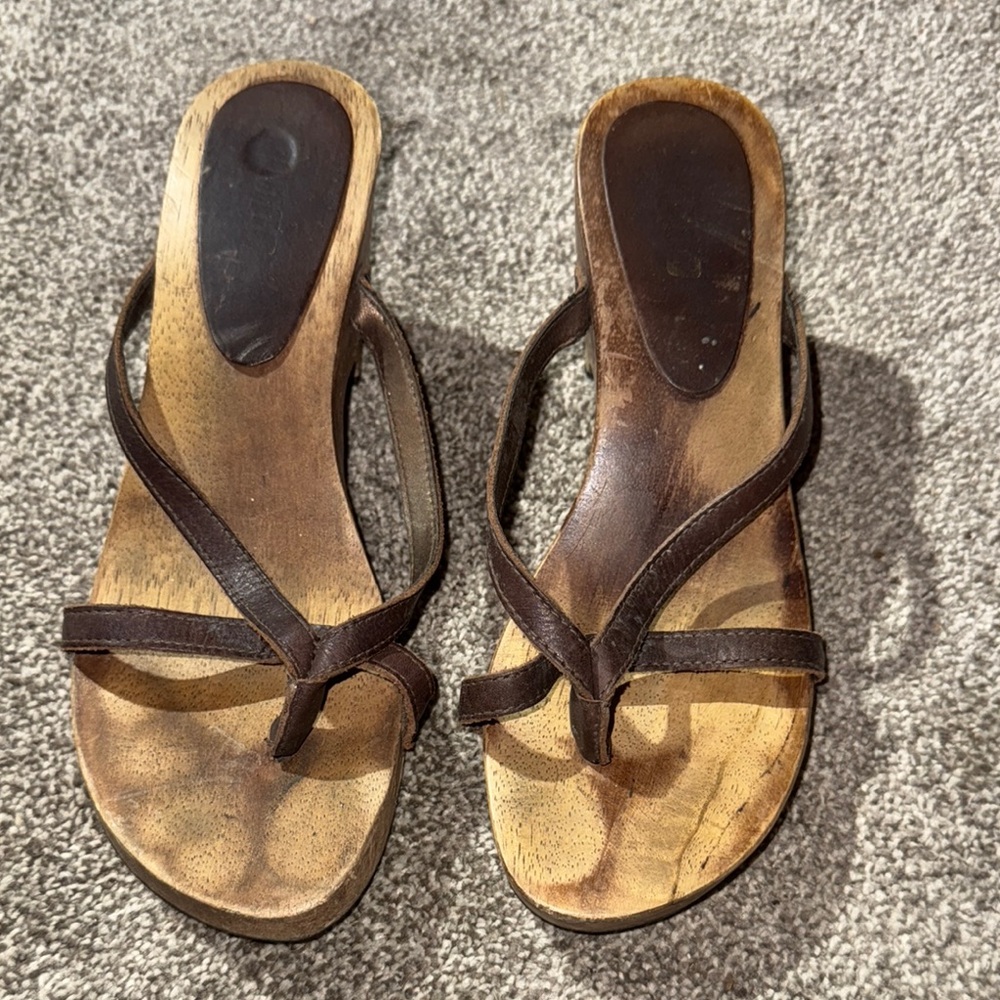 Brown Leather Sandals with Thong Design and Contoured Soles